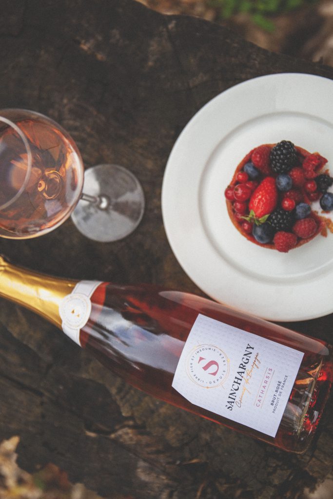 Catharsis, Crémant de Bourgogne rosé, parmi les bulles printanières de Cuisine et Vins de France